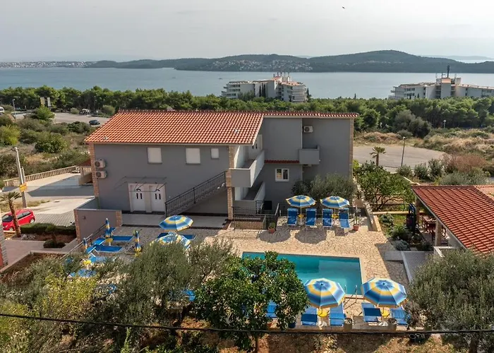 Grga * Τρογκίρ