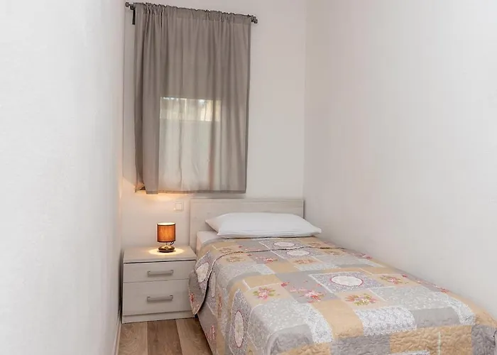 Grga * Τρογκίρ