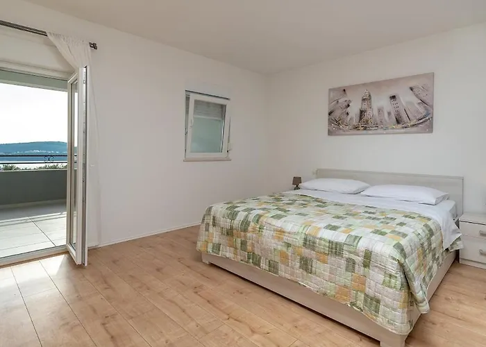 Grga * Τρογκίρ