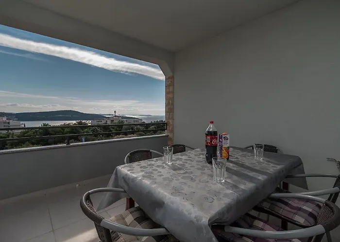 Grga * Τρογκίρ